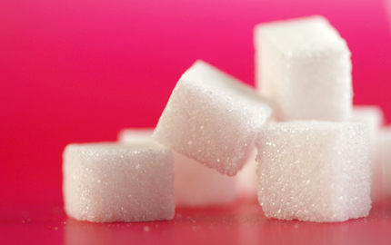 Sockerbitar på rosa bakgrund